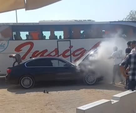 إندلاع النيران فى سيارة الإعلامى أحمد شوبير أثناء سيره 