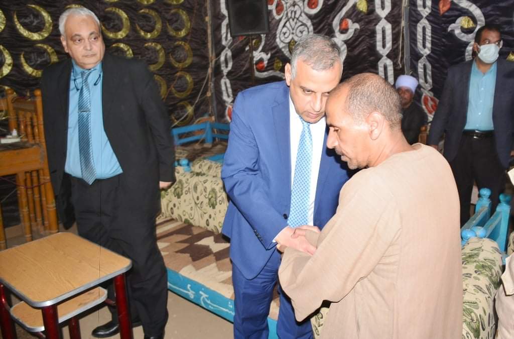 محافظ سوهاج يؤدي واجب العزاء لأسرة الشهيد 