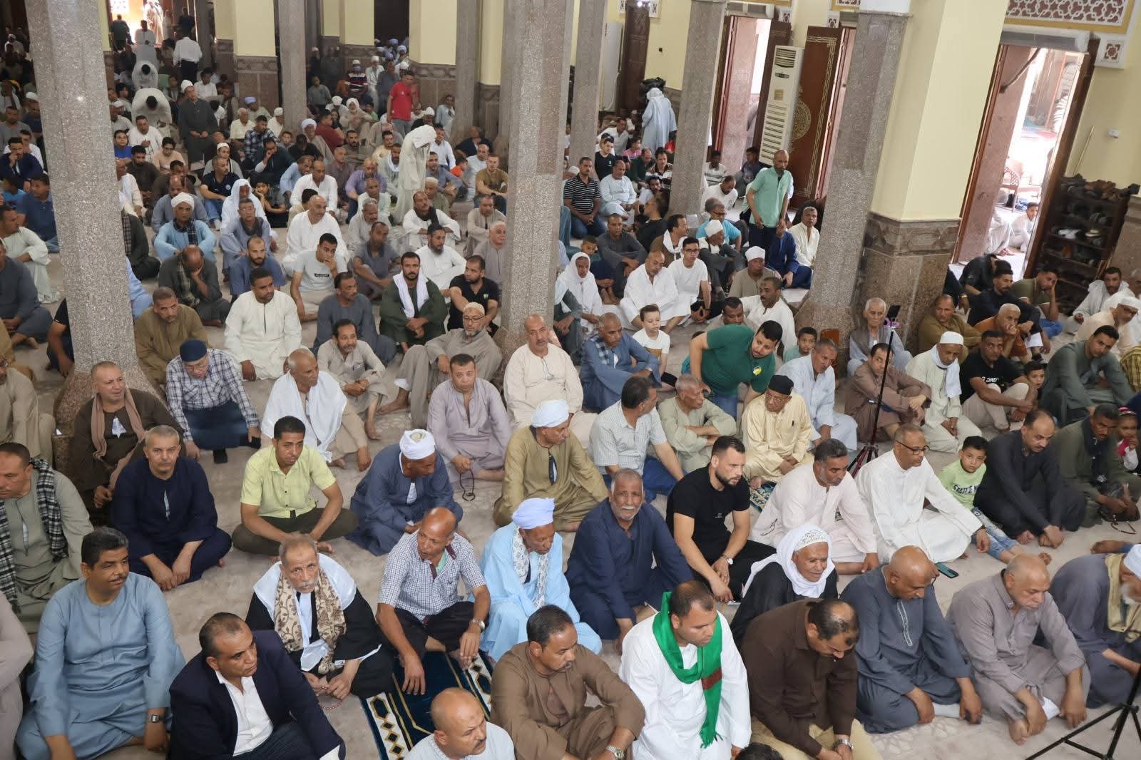 محافظ سوهاج يؤدي صلاة الجمعة بمسجد العارف بالله 