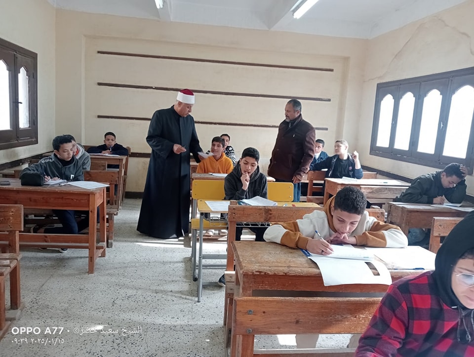 رئيس الإدارة المركزية لمنطقة القليوبية الأزهرية يتفقد لجان امتحانات الشهادة الاعدادية