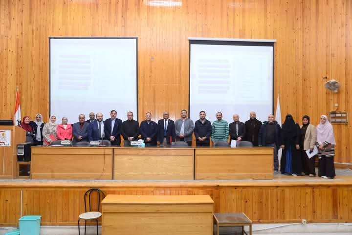 الدكتور علاء عطية عميد كلية الطب   يكرم عددا من مديري المستشفيات ومسئولي الجودة تقديرا لجهودهم