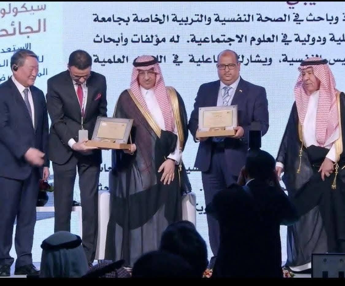 المنشاوي يهنئ أستاذ كلية التربية بجامعة أسيوط لفوزه بجائزة الملك عبد الله بن عبد العزيز العالمية للترجمة