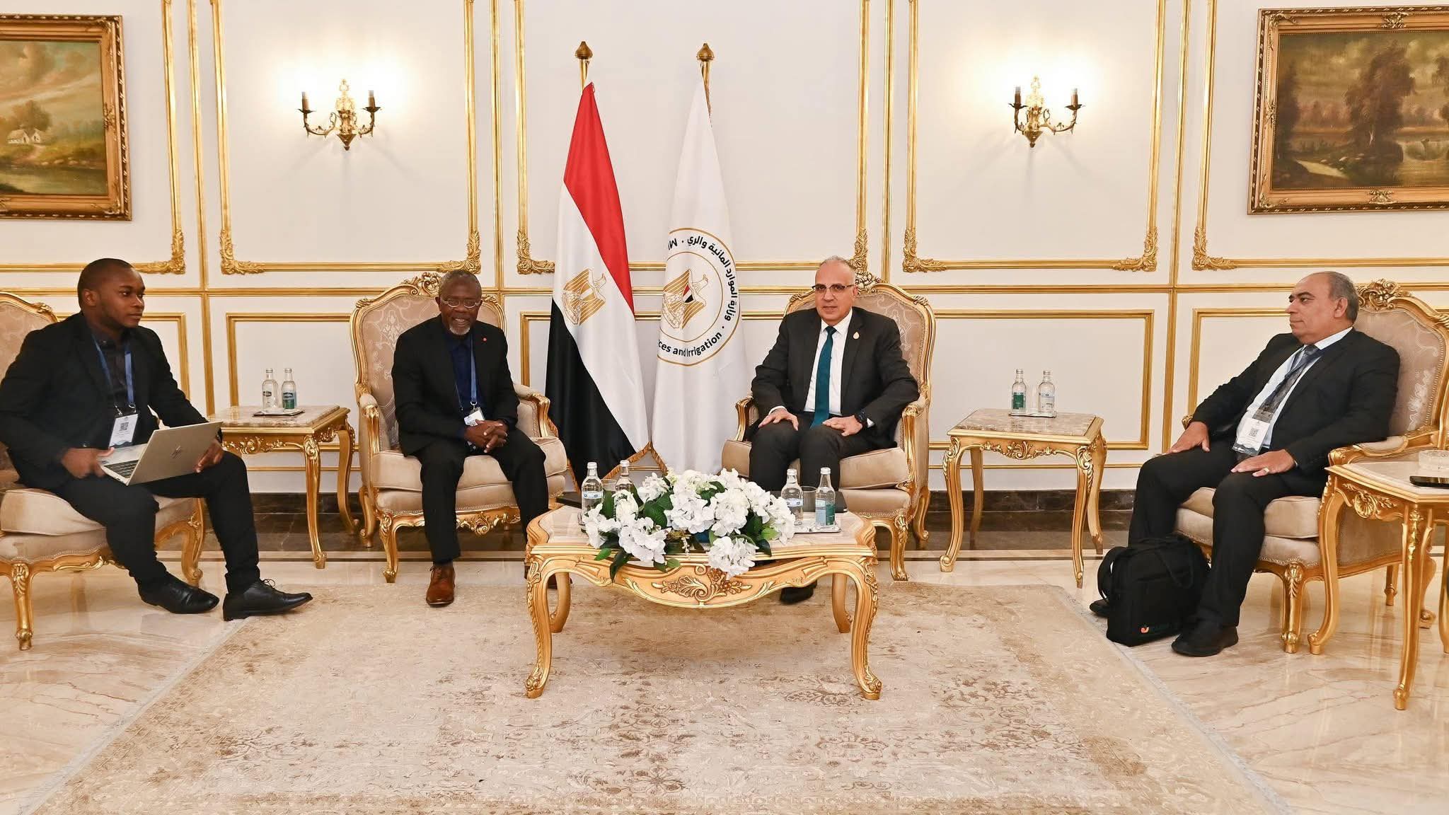 الدكتور سويلم يلتقى المدير التنفيذي للجنة الوطنية لمياه الشرب والصرف الصحي بدولة ليبيريا ضمن فعاليات أسبوع القاهرة الثامن للمياه  