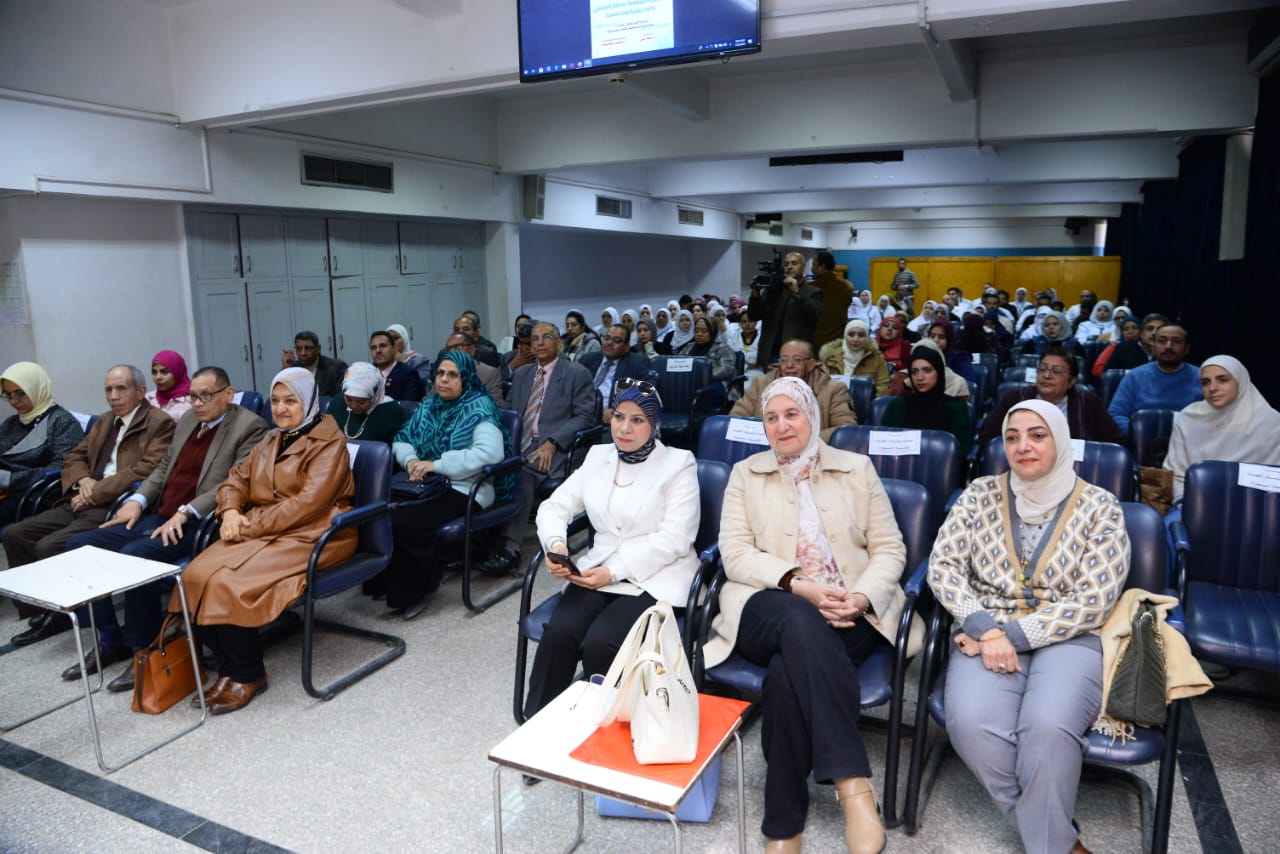مستشفيات جامعة أسيوط تشهد اليوم البيئي الثالث لكلية الطب حول الأمراض الفيروسية للجهاز التنفسي نظرة علمية ومجتمعية 