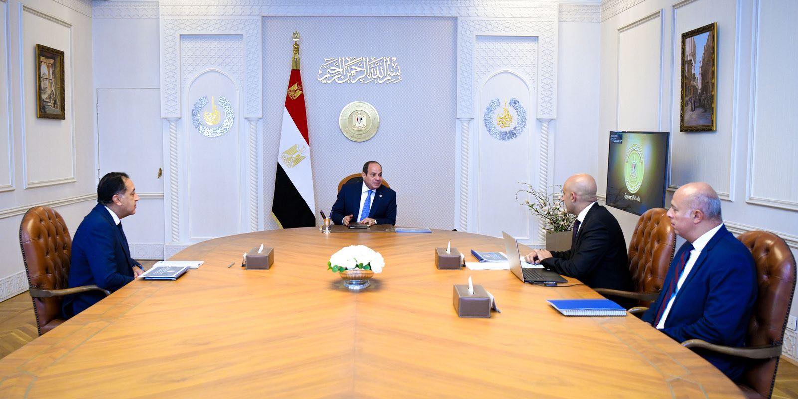 الرئيس السيسي يوجه بصرف حافز شهري للمعلمين وتحسين أوضاعهم الاقتصادية