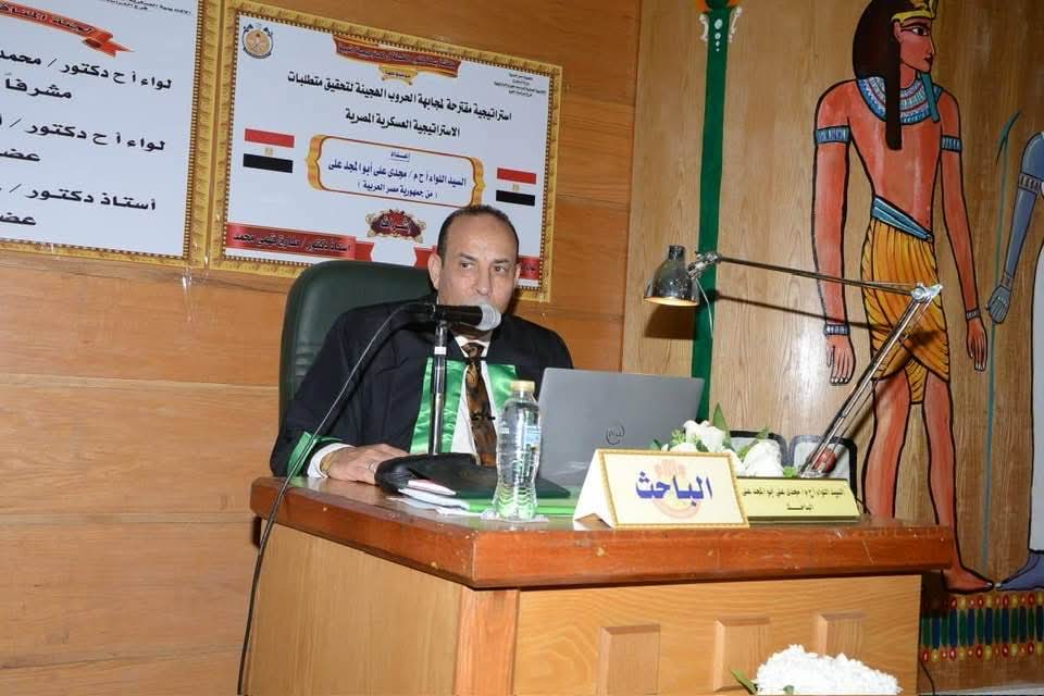 رئيس الاتحاد العربى للتعليم والبحث العلمي يهنئ قائد سلاح المظلات الاسبق بحصوله علي الدكتوراه
