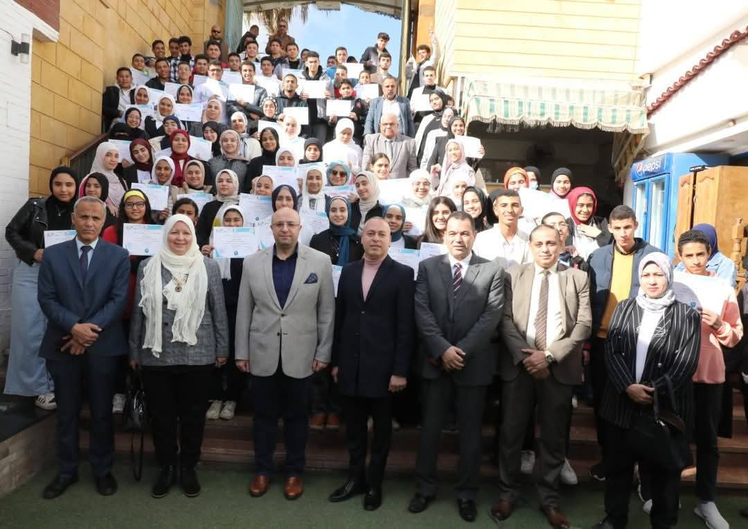 محافظ بني سويف يتفقد المعرض المحلي للمسابقة العالمية