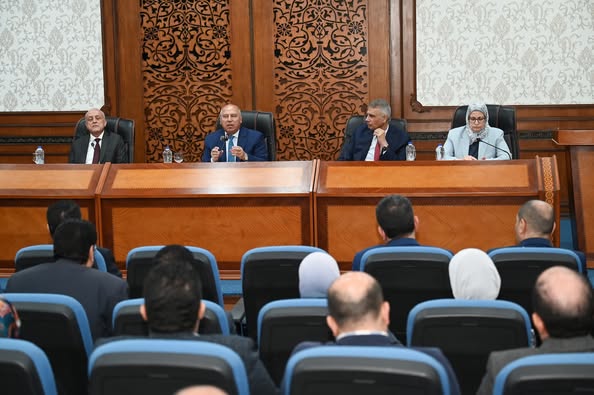 وزير الصناعة والنقل يبحث مع محافظي ومستثمري الأقصر وأسوان تحديات المناطق الصناعية بالمحافظتين