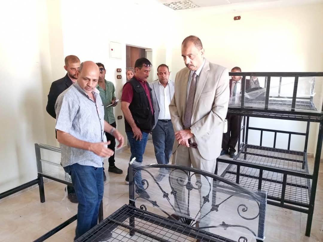 محافظ سوهاج يتفقد معرض تسويق المنتجات الحرفية بحي الكوثر 