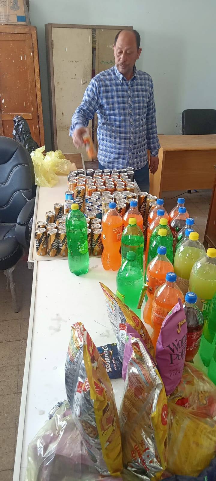 ضبط مشروبات غازية منتهية الصلاحية وتحرير ١٥٤ محضر خلال حملات تموينية بأسيوط 