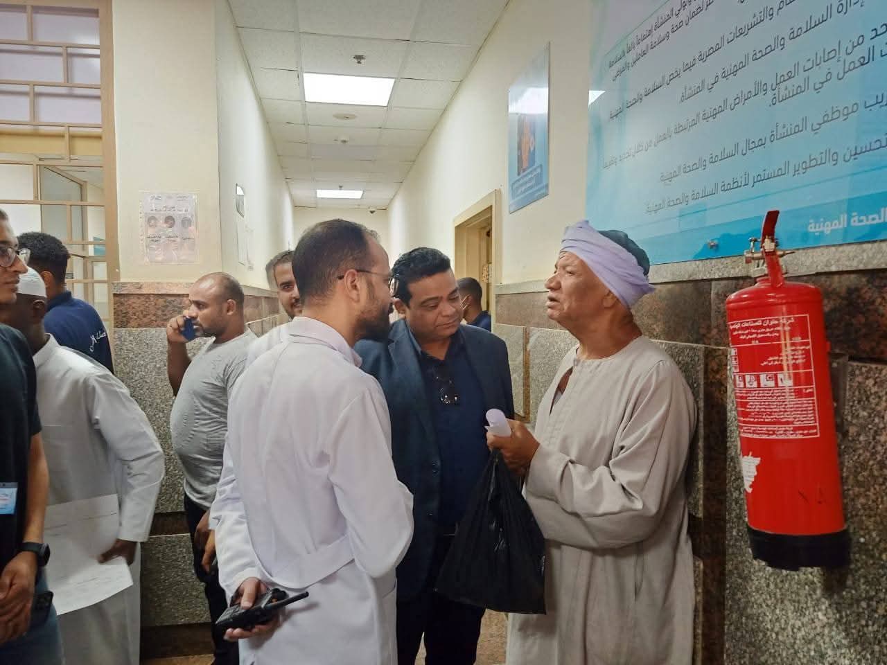 مدير فرع هيئة الرعاية الصحية بأسوان يتابع انتظام العمل بالعيادات الخارجية بمستشفى أسوان التخصصي
