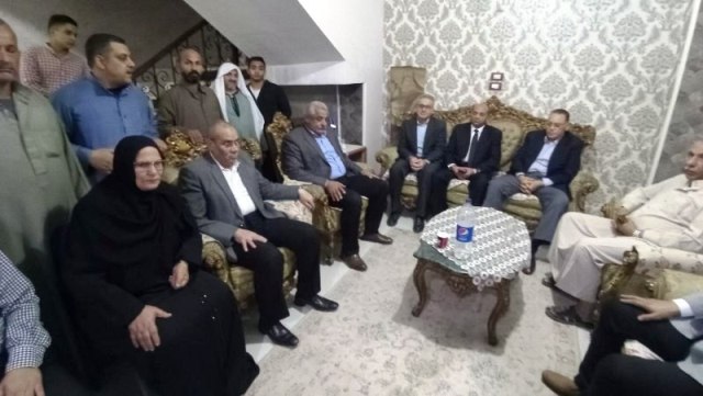 غراب يُؤدي واجب العزاء في وفاة معلم اللغة الإنجليزية