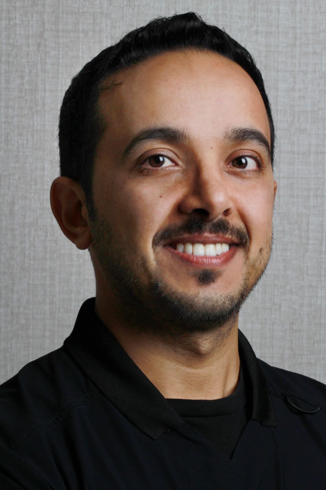 الدكتور عايض القحطاني.. ابتسامتك بين أيدٍ أمينة