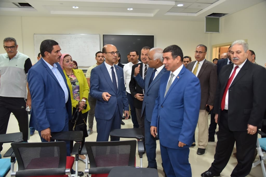 المنشاوى  يزور جامعة أسيوط الجديدة التكنولوجية ويشيد بالزخم التعليمي في محافظة أسيوط
