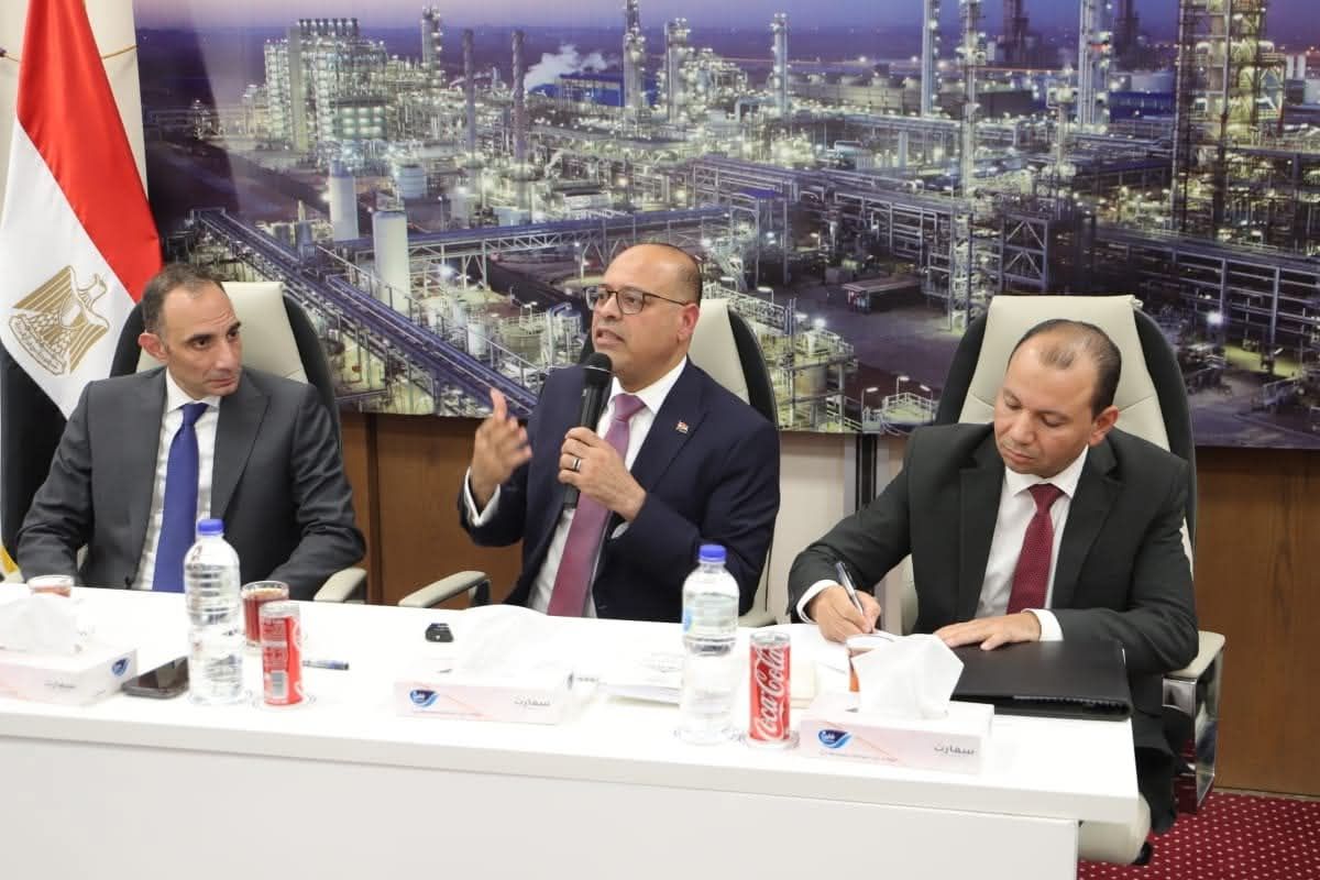 وزير العمل يفتتح ورشة تثقيفية حول قانون العمل الجديد بمقر وزارة البترول