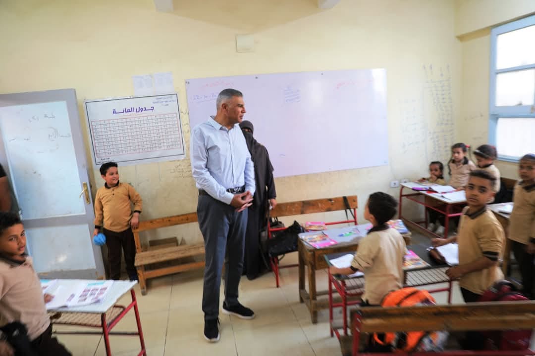محافظ أسوان يتفقد عدد من المدارس لمتابعة إنتظام العملية التعليمية