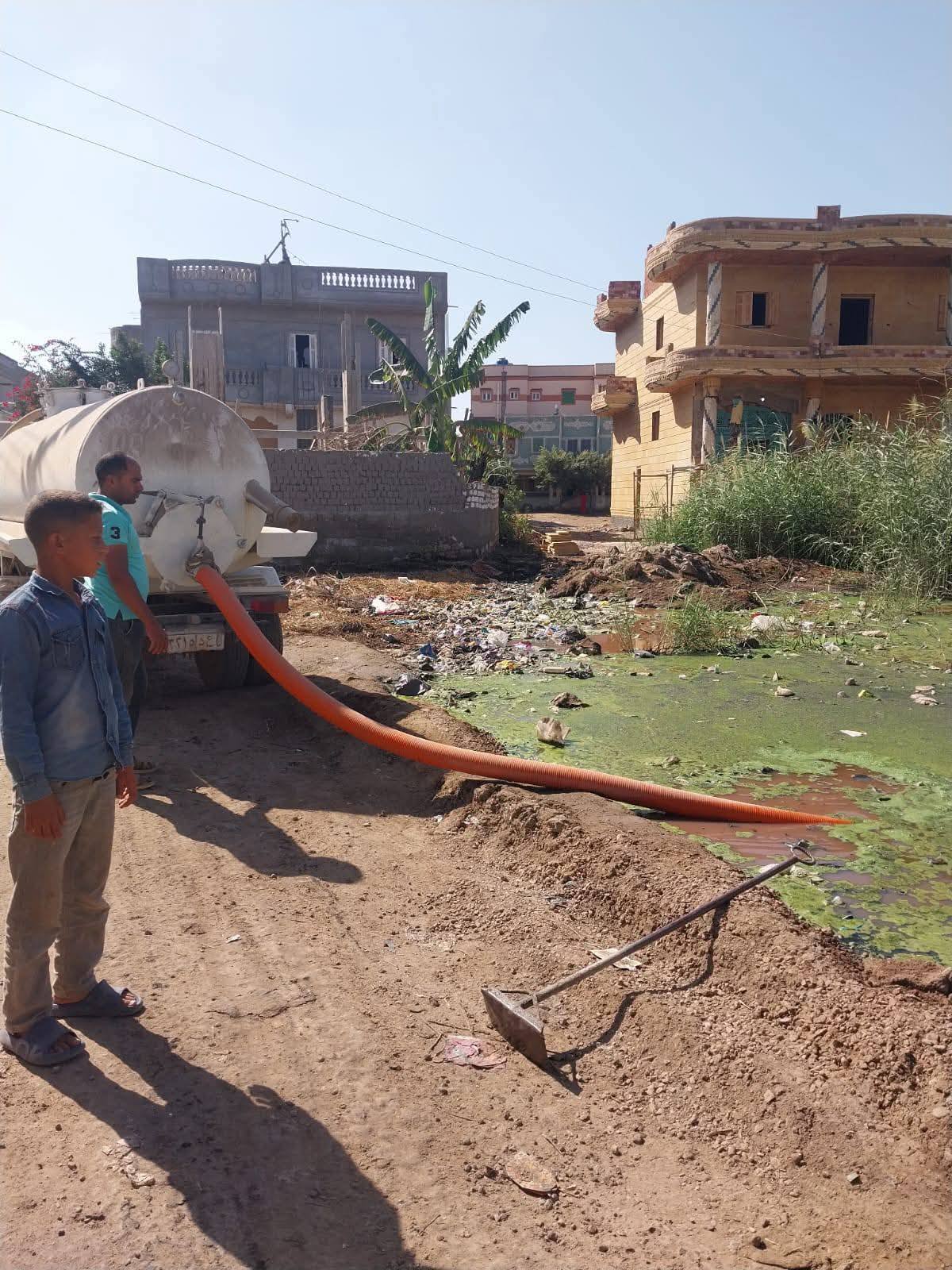 بعد مناشدة الأهالى ... حل مشكلة الصرف الصحي بقرية أبو عقادة بكفر الشيخ  