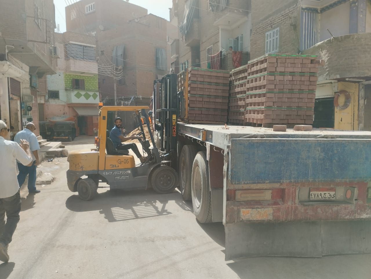 استمرار أعمال تطوير الشوارع وتركيب بلاط الإنترلوك بمركز ومدينة أبوتيج