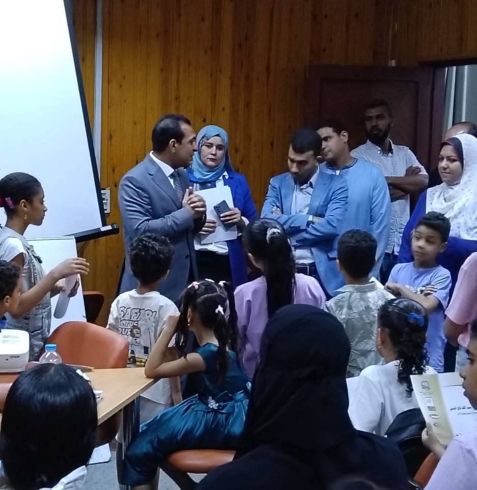 نائب محافظ قنا يكرم 28 طفلا لاجتيازهم برنامج تعليم البرمجة والأردوينو خلال العطله الصيفية 