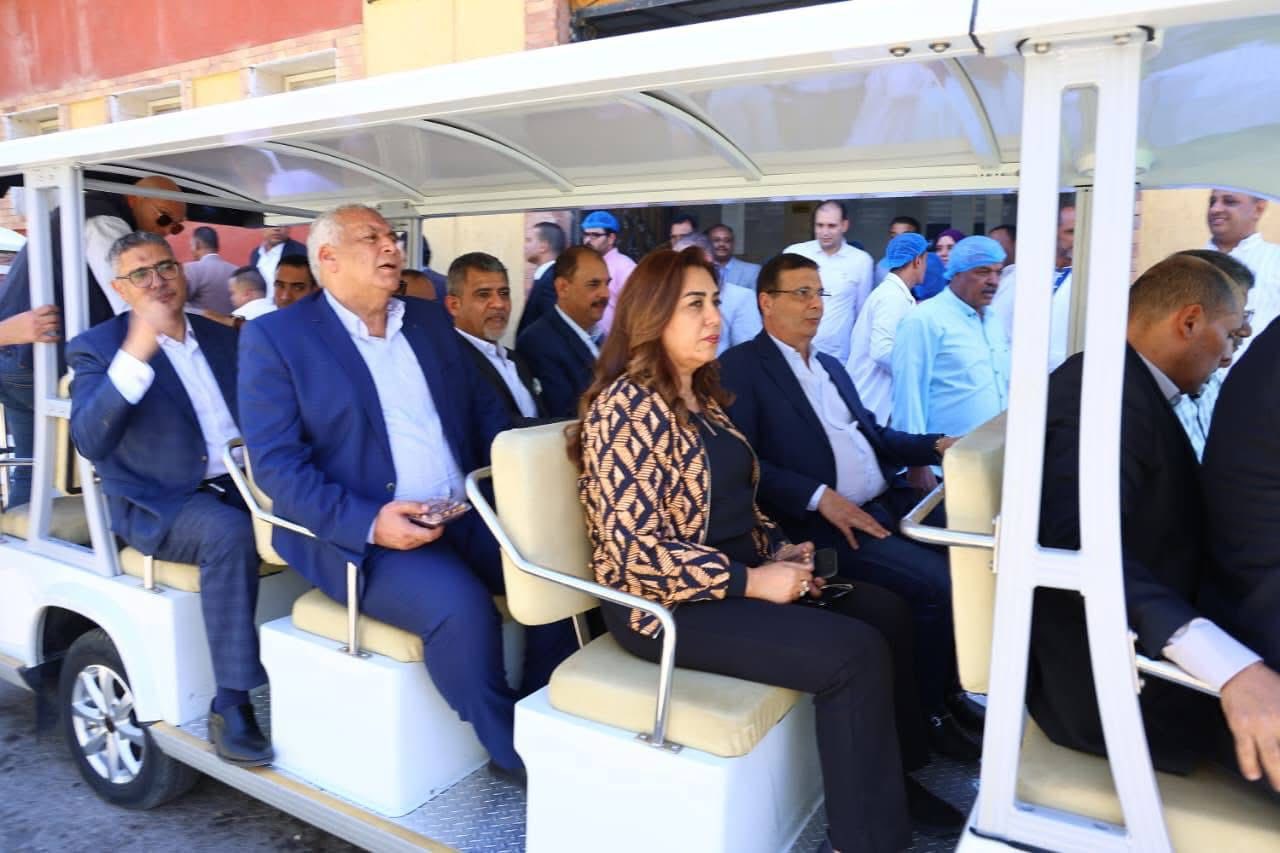 وزيرا الزراعة والتنمية المحلية يتفقدان مشروعات الإنتاج الحيواني والتمور بالوادي الجديد