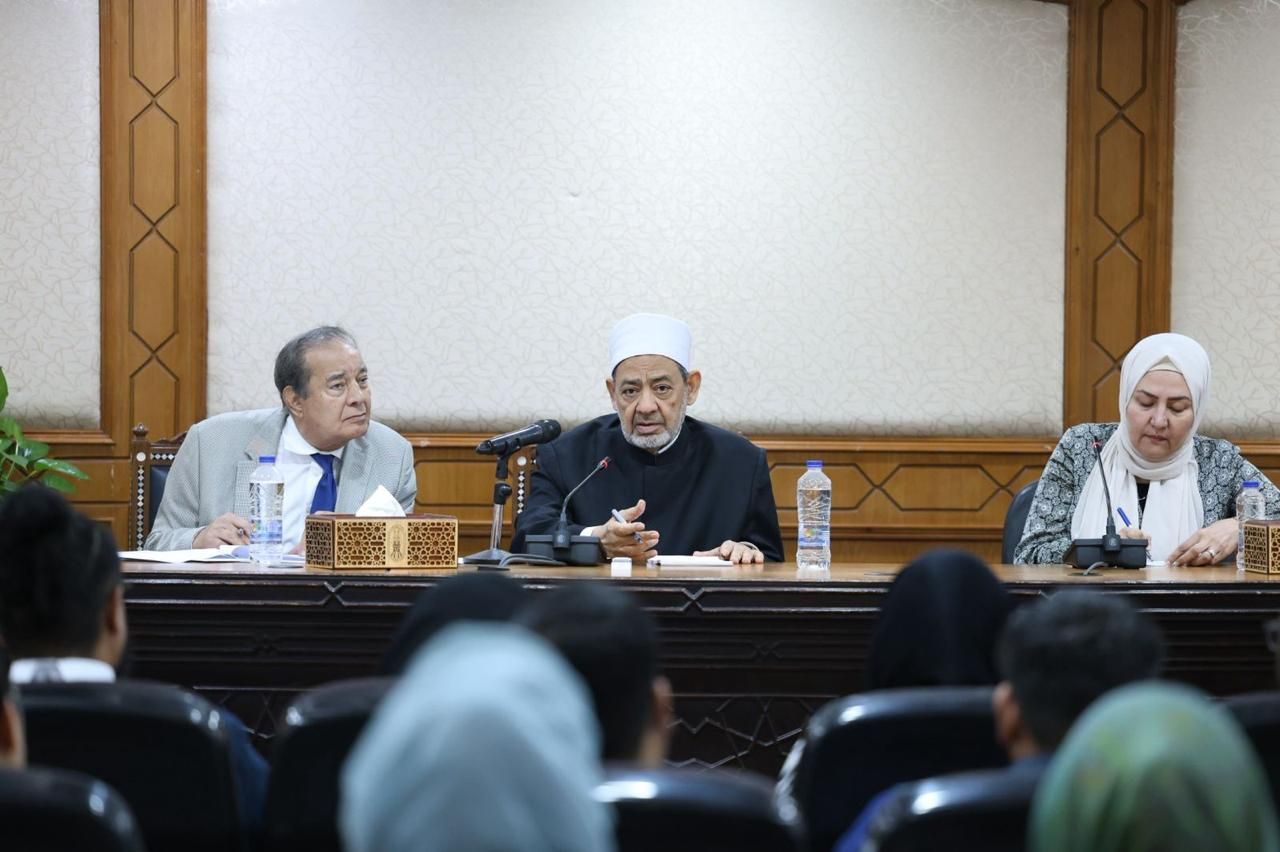 شيخ الأزهر يحاضر وفد شباب مجلس الكنائس العالمي حول وسطية الإسلام وأهمية الحوار بين الأديان