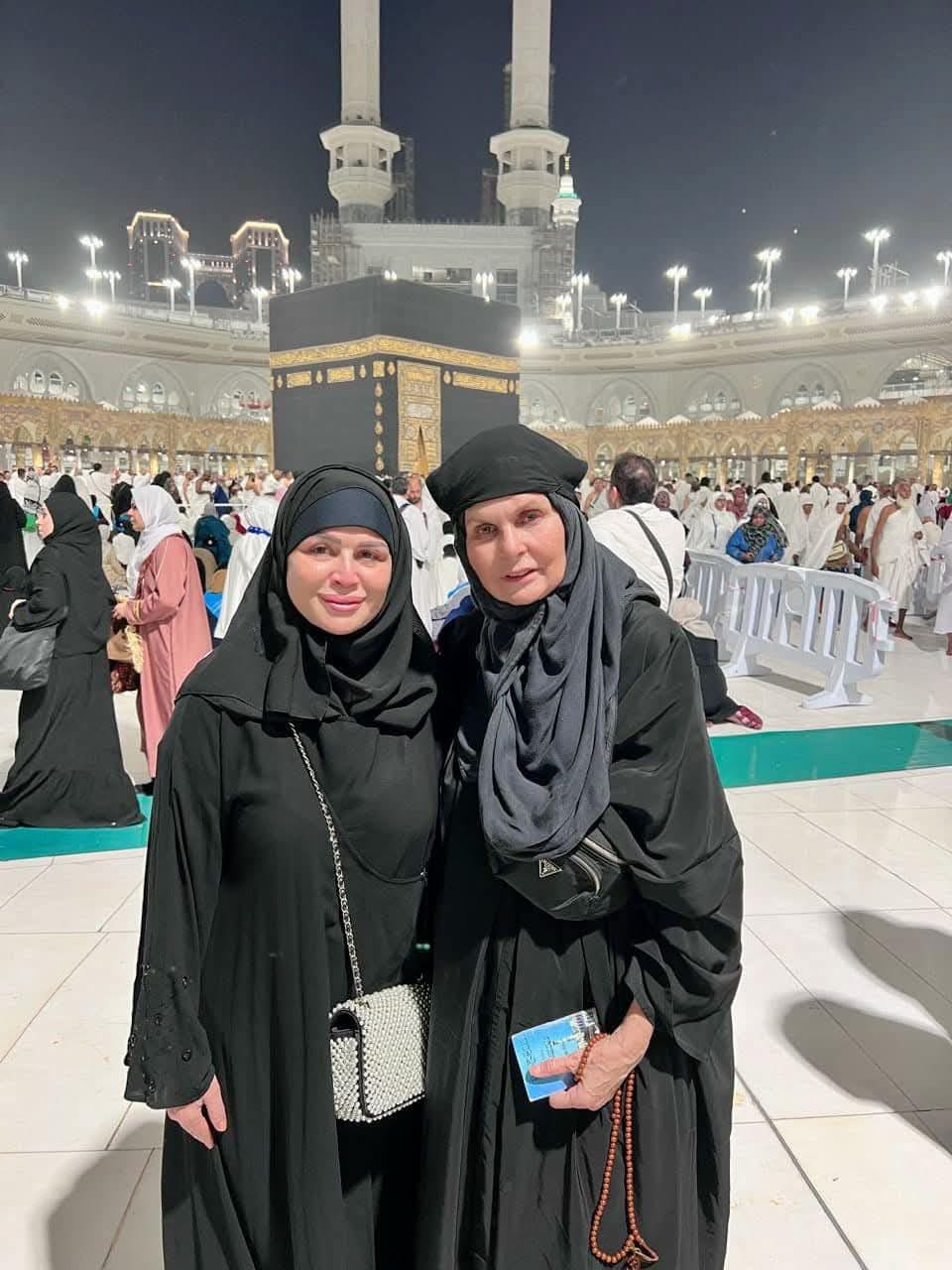 بملامح مختلفه ٠٠ إلهام شاهين تؤدي مناسك العمرة مع يسرا 
