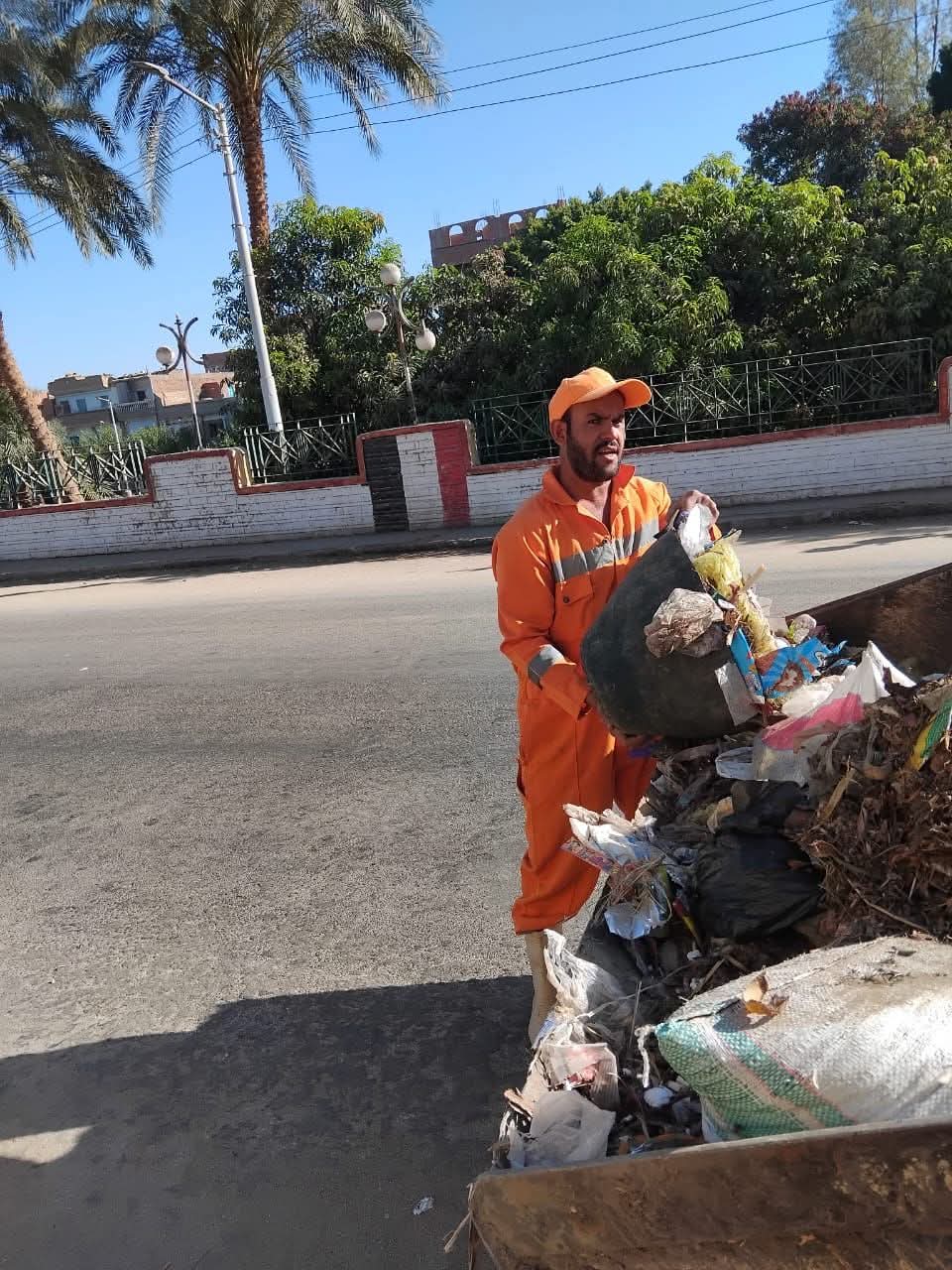 خلال إجازة عيد الأضحى المبارك محافظ أسيوط: رفع 930 طنًا من المخلفات وتكثيف حملات النظافة في مراكز وأحياء المحافظة