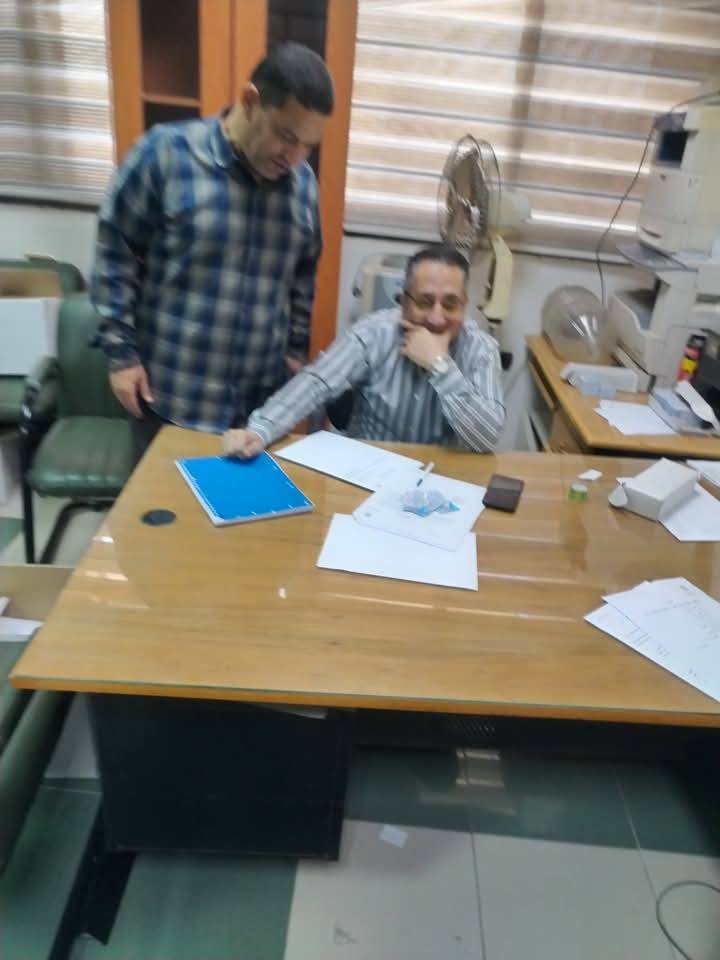 مكتب امين عام الجامعه أسيوط يقوم بتسليم كارنيهات الخاصه بالعلاج للعاملين 