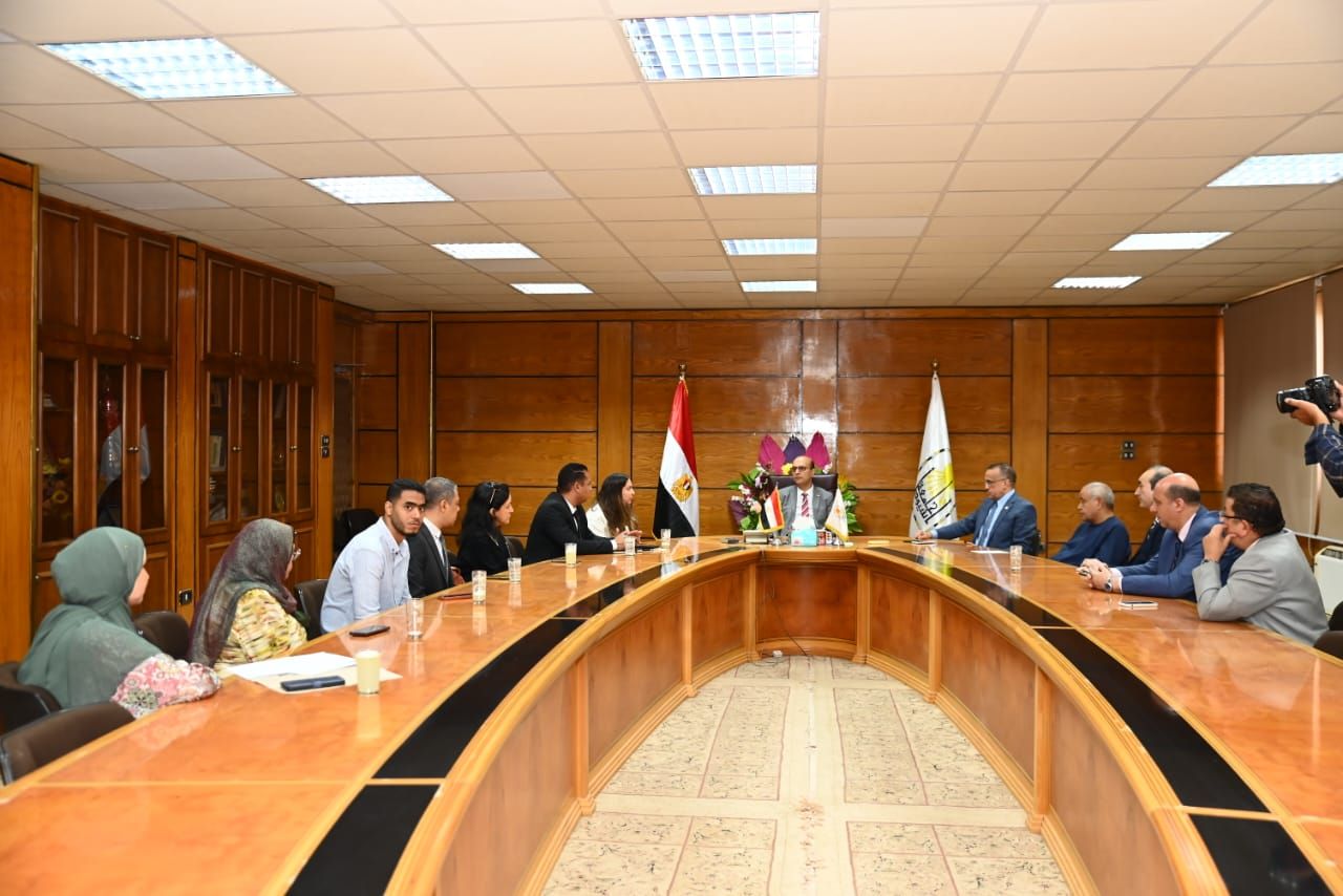 رئيس جامعة أسيوط يبحث مع وفد إحدى الشركات الداعمة سُبل تطوير وحدة الكُلى بالمستشفيات الجامعية