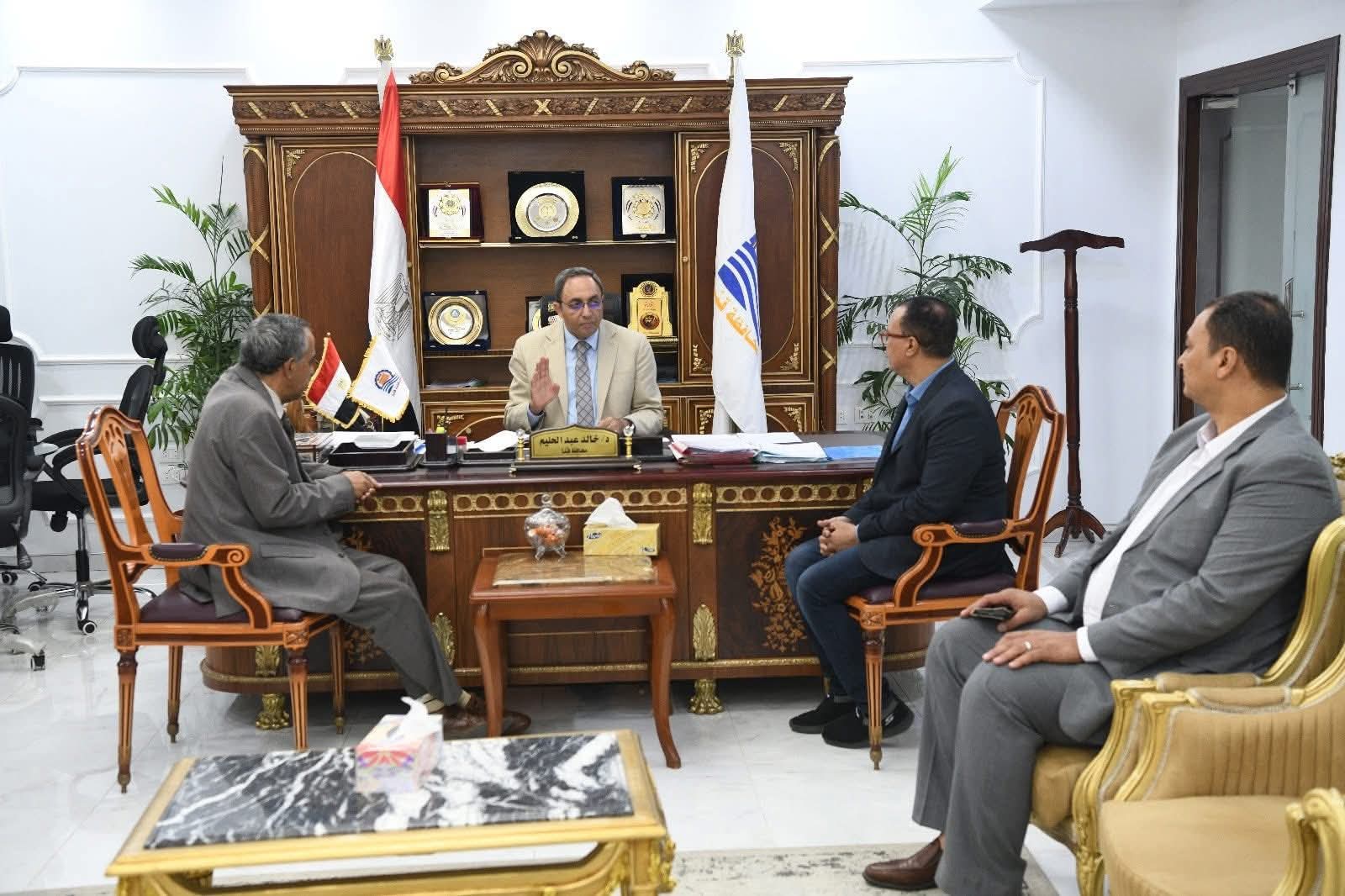 محافظ قنا يبحث مع وكيل وزارة الشباب والرياضة تطوير مراكز الشباب والمنشآت الرياضية