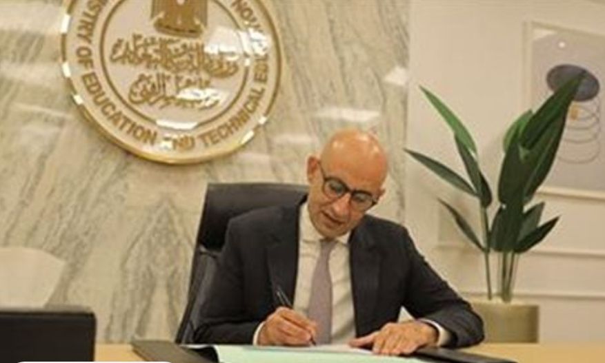 وزير التربية و التعليم يهنئ أوائل الثانوية العامة تليفونيًا 
