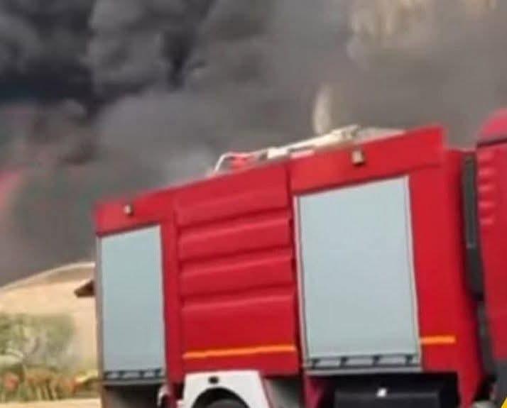 الدفع بـ4 خزانات مياه استراتيجية لإخماد حريـق مصنع مدينة بدر