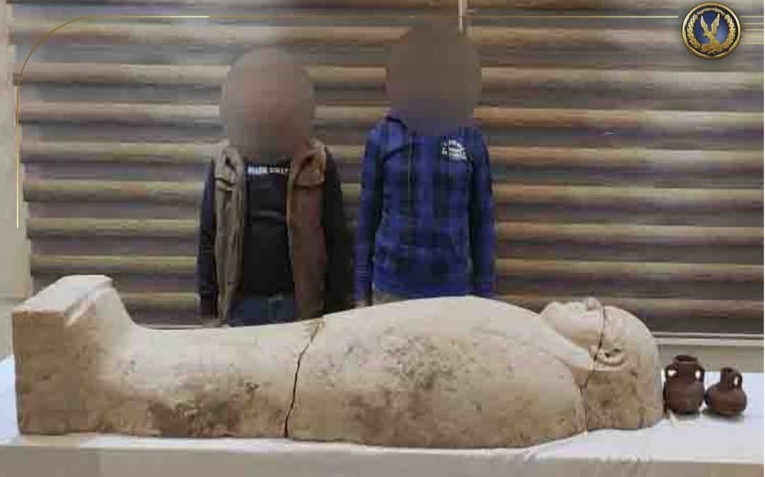 ضبط مواطن ونجل شقيقه وبحوزتهما تابوت من الحجر الجيرى وعدد 2 إناء فخارى
