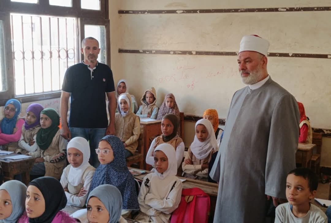 رئيس المنطقة يتفقد العملية التعليمية بمعهد الغريزات الابتدائي 