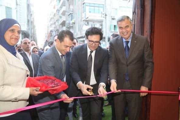 وزير الثقافة ومحافظ الإسكندرية يفتتحان 