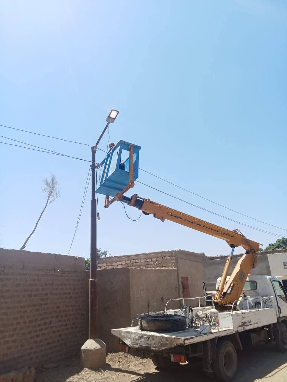 استمرار أعمال صيانة الأعمدة الكهربائية لتعزيز كفاءة منظومة الإنارة العامة بقرية ديروط الشريف
