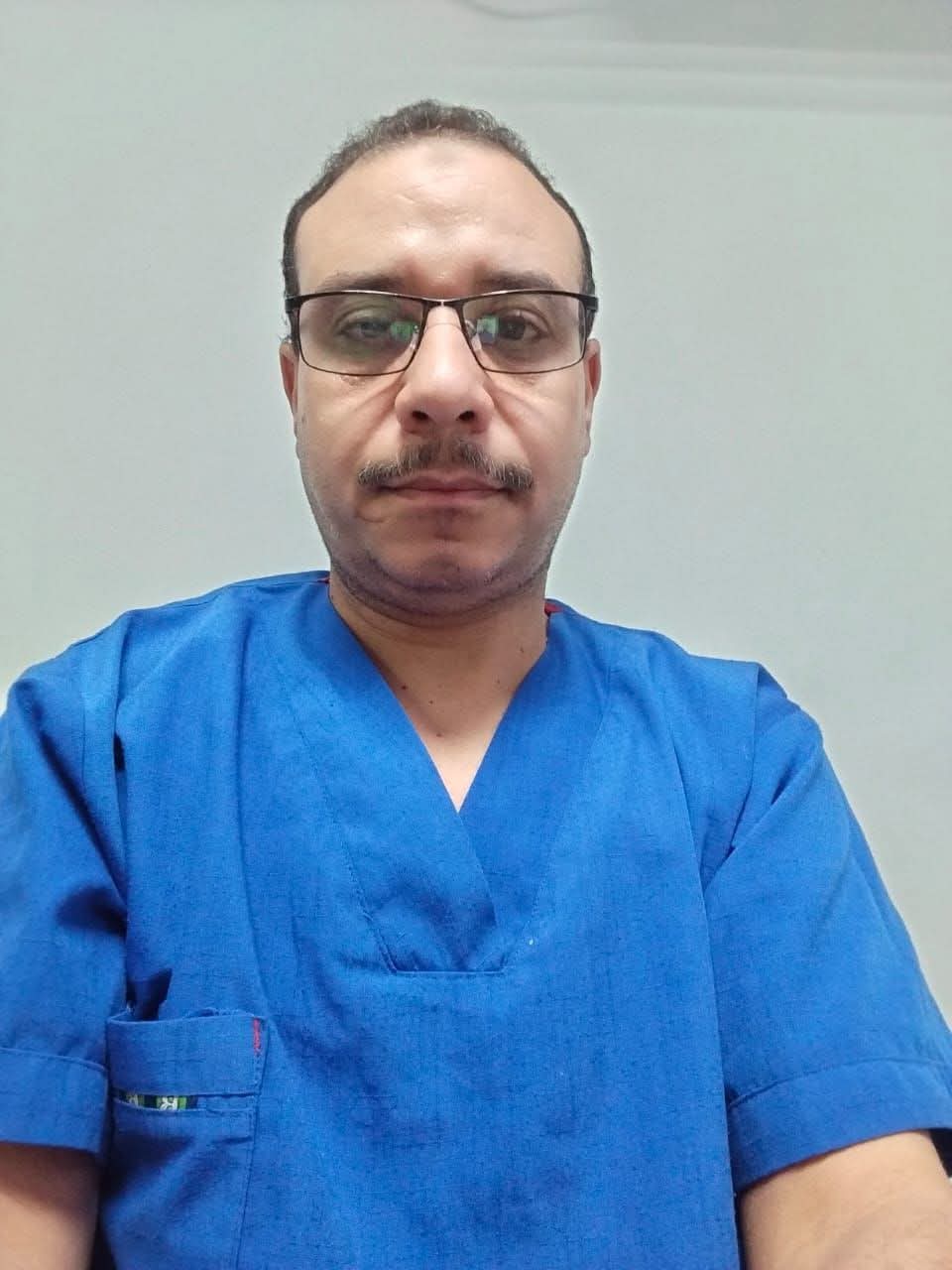 رئيس جامعة أسيوط يشيد بنجاح فريق طبي بوحدة الجراحات الميكروسكوبية في إنقاذ يد شابة بعد بتر شبه كامل