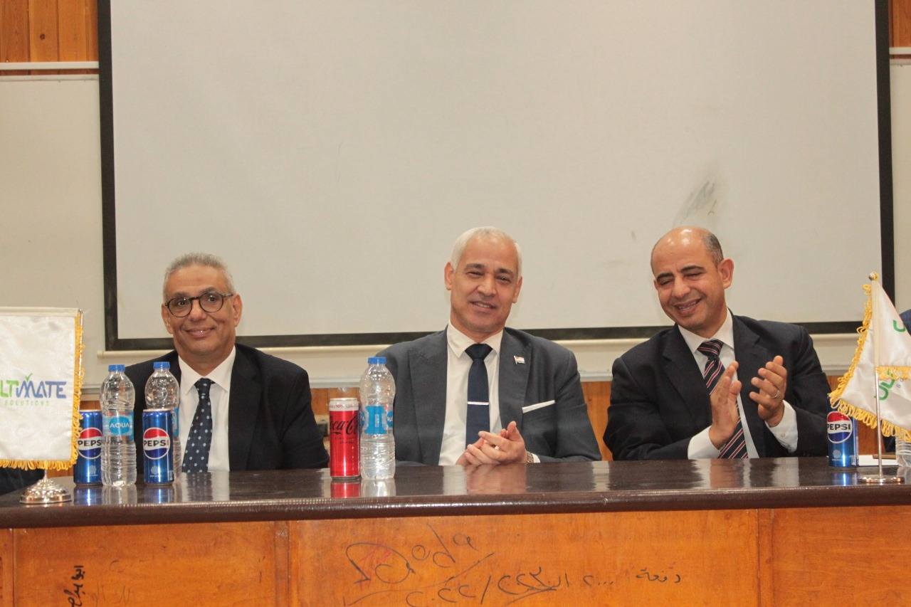 تجارة أسيوط تحتفل بطلابها المشاركين في برامج تدريبية متخصصة بمجال المحاسبة والإدارة