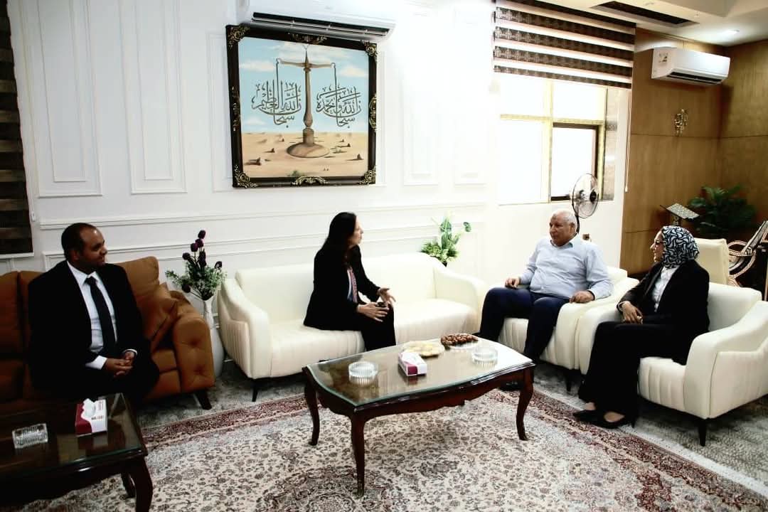 محافظ الوادي الجديد يلتقي وفد 