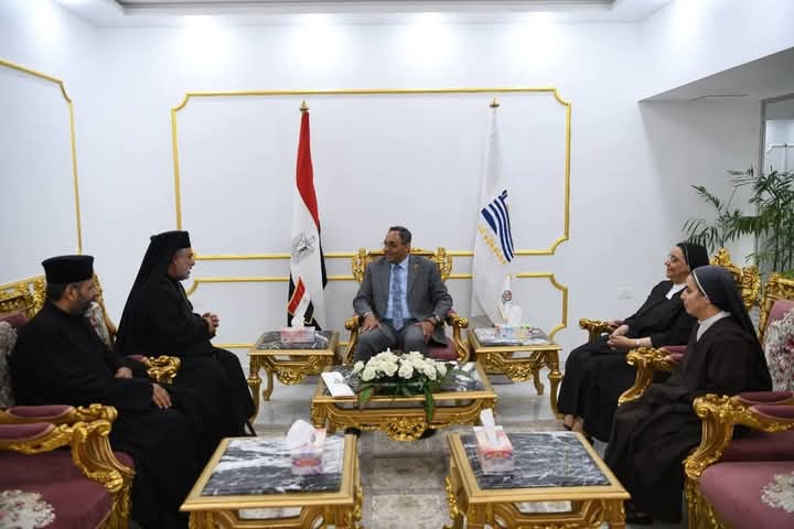 محافظ قنا يستقبل مطران الأقباط الكاثوليك بالأقصر لتهنئته بعيد الأضحى المبارك