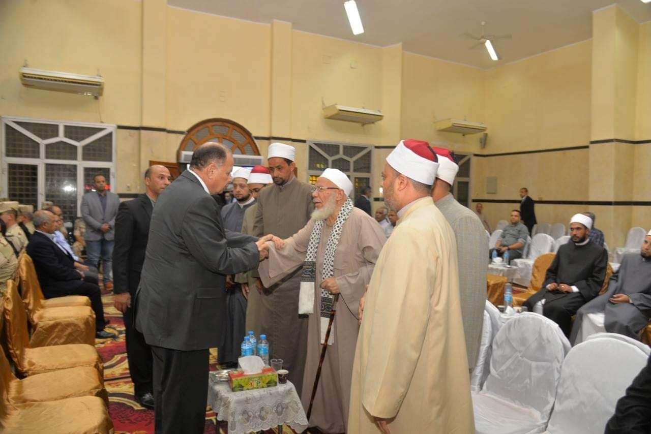 محافظ أسيوط يتلفى العزاء في وفاة والدته بدار المناسبات بحي شرق ويوجه الشكر لكل من قدم العزاء