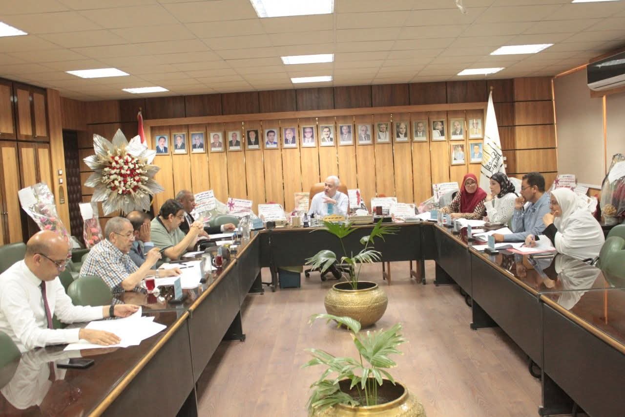 مجلس إدارة صندوق الخدمات الطبية بجامعة أسيوط يقرّر دعم طلاب الجامعة طبياً بنسبة تصل إلى 100%  