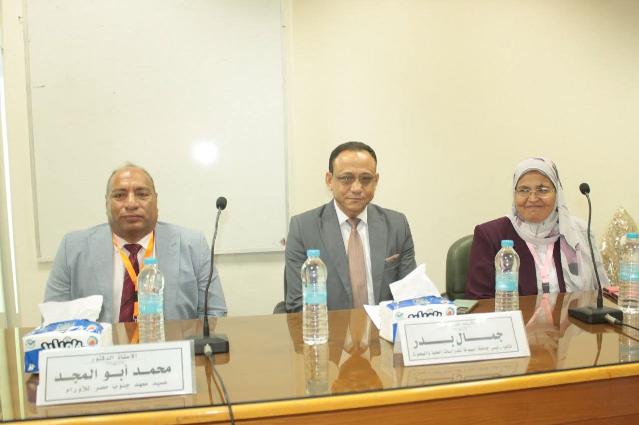 جامعة أسيوط تناقش دور تكنولوجيا التدفق الخلوي في تشخيص الأورام وتعزيز البحث العلمي بورشة عمل بمعهد جنوب مصر للأورام