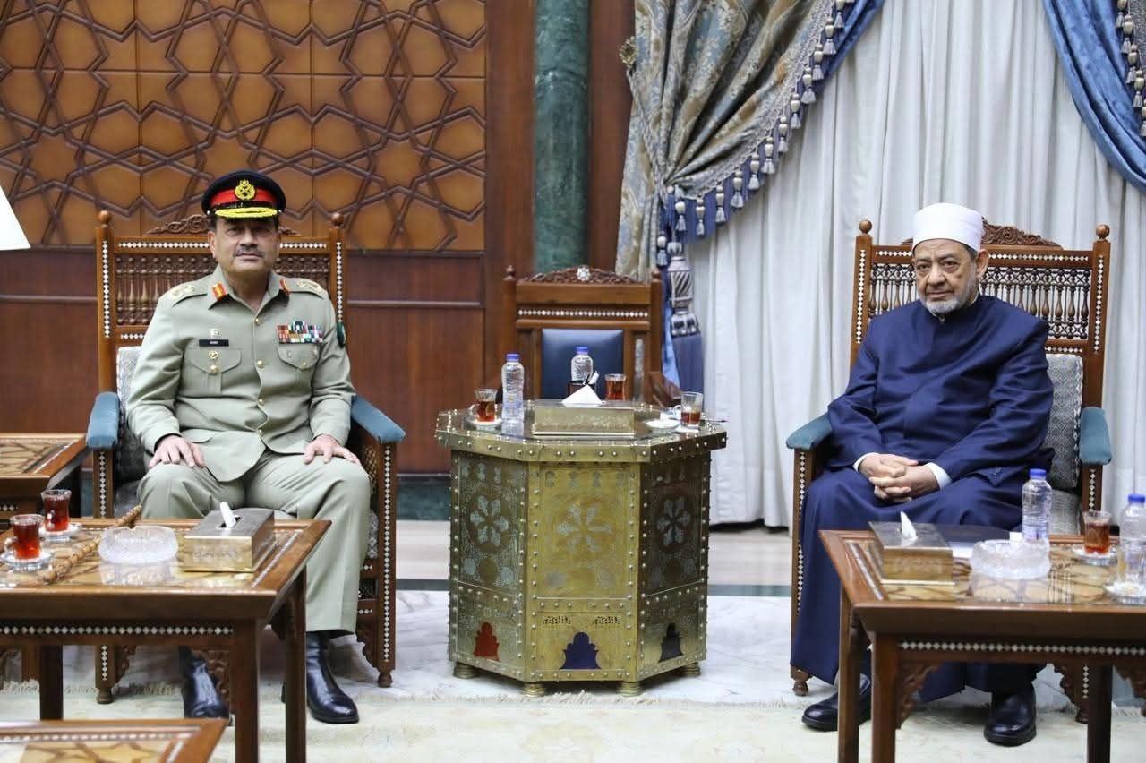 فضيلة الإمام الأكبر يستقبل رئيس هيئة الأركان البرية الباكستانية لبحث تعزيز التعاون المشترك
