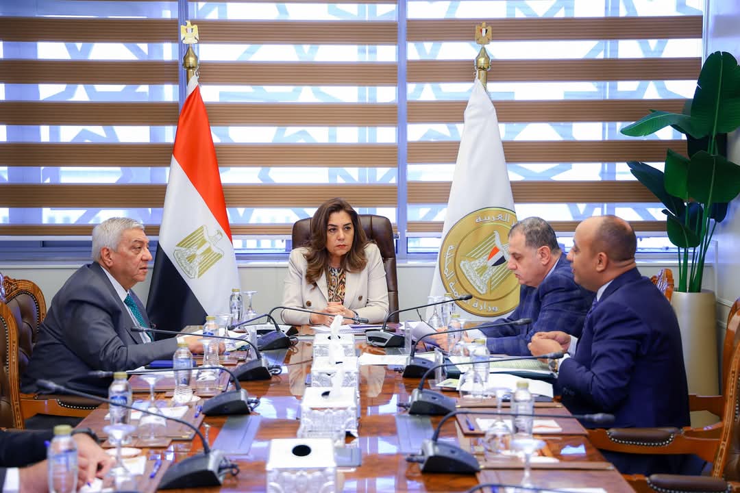 وزيرة التنمية المحلية تتابع سير العمل فى منظومتي التصالح على مخالفات البناء وتراخيص المحال العامة بالمحافظات