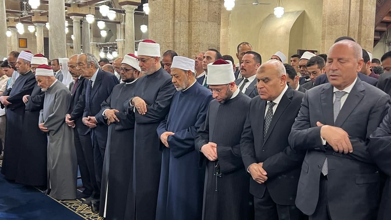 بحضور الآلاف .. شيخ الأزهر يشهد صلاة الجنازة على الدكتور أحمد عمر هاشم  