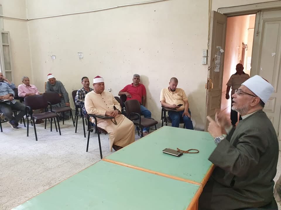 حسانين يحاضر ويتابع فعاليات البرنامج التكاملي لتنمية مهارات شيوخ ووكلاء المعاهد الأزهرية بالمنيا
