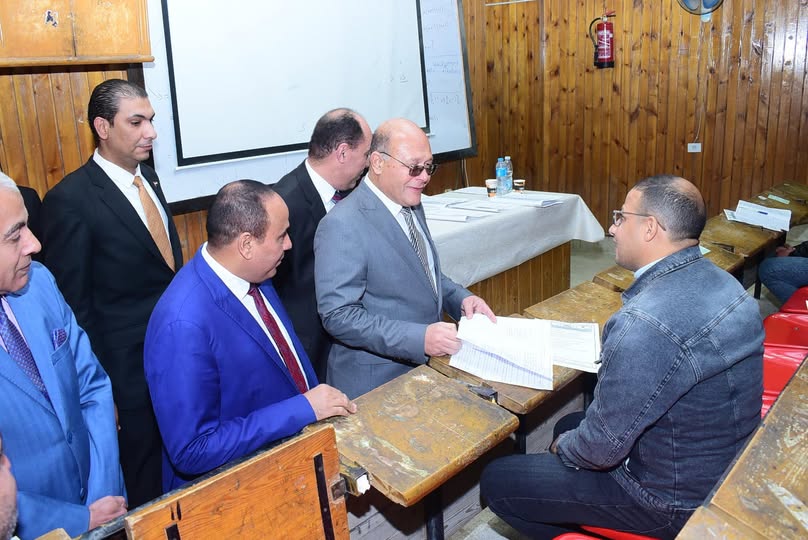 رئيس جامعة سوهاج يطمئن على سير امتحانات كلية الدراسات العليا والبحوث البيئية في عامها الأول 