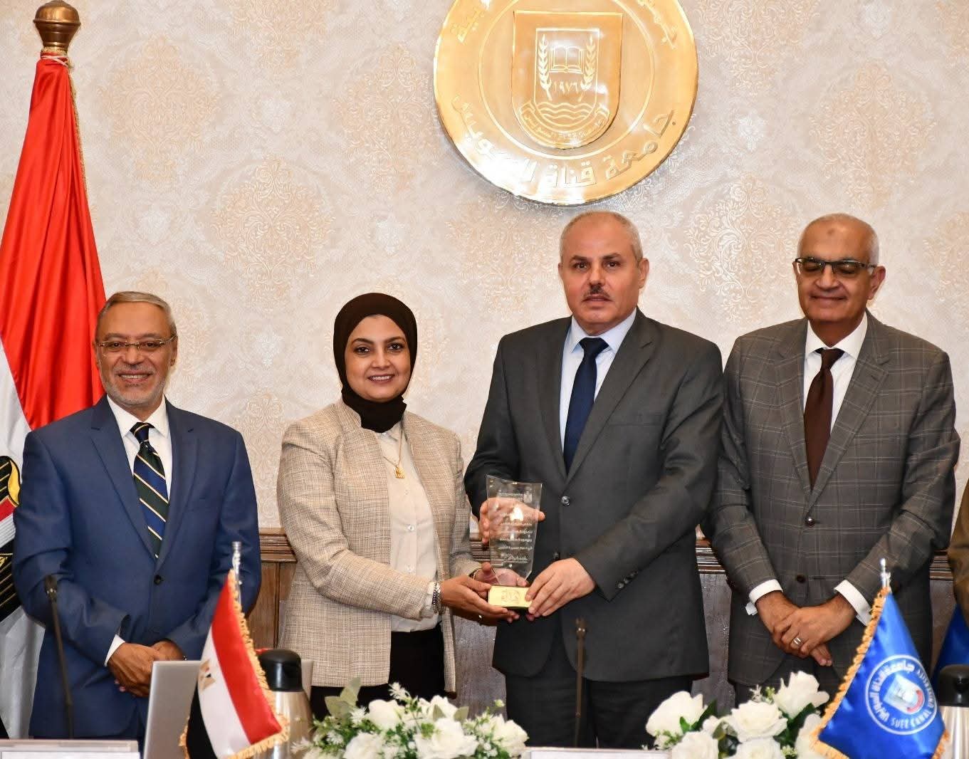 جامعة قناة السويس تتسلم درع جائزة مصر للتميز الحكومي ومُمثلي وزارة التخطيط يُكرمون فرق العمل بالجامعة