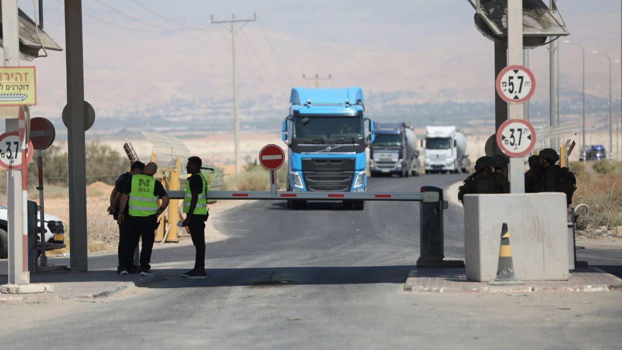 أغلاق معبر الكرامة .. الاحتلال يقطع شريان الحياة الوحيد للفلسطينيين